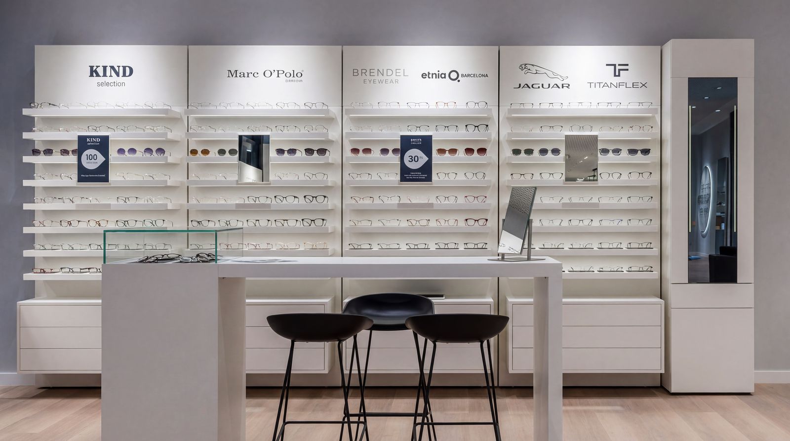 Kind Hörgeräte, Magnetfolie im Showroom mit Brillen