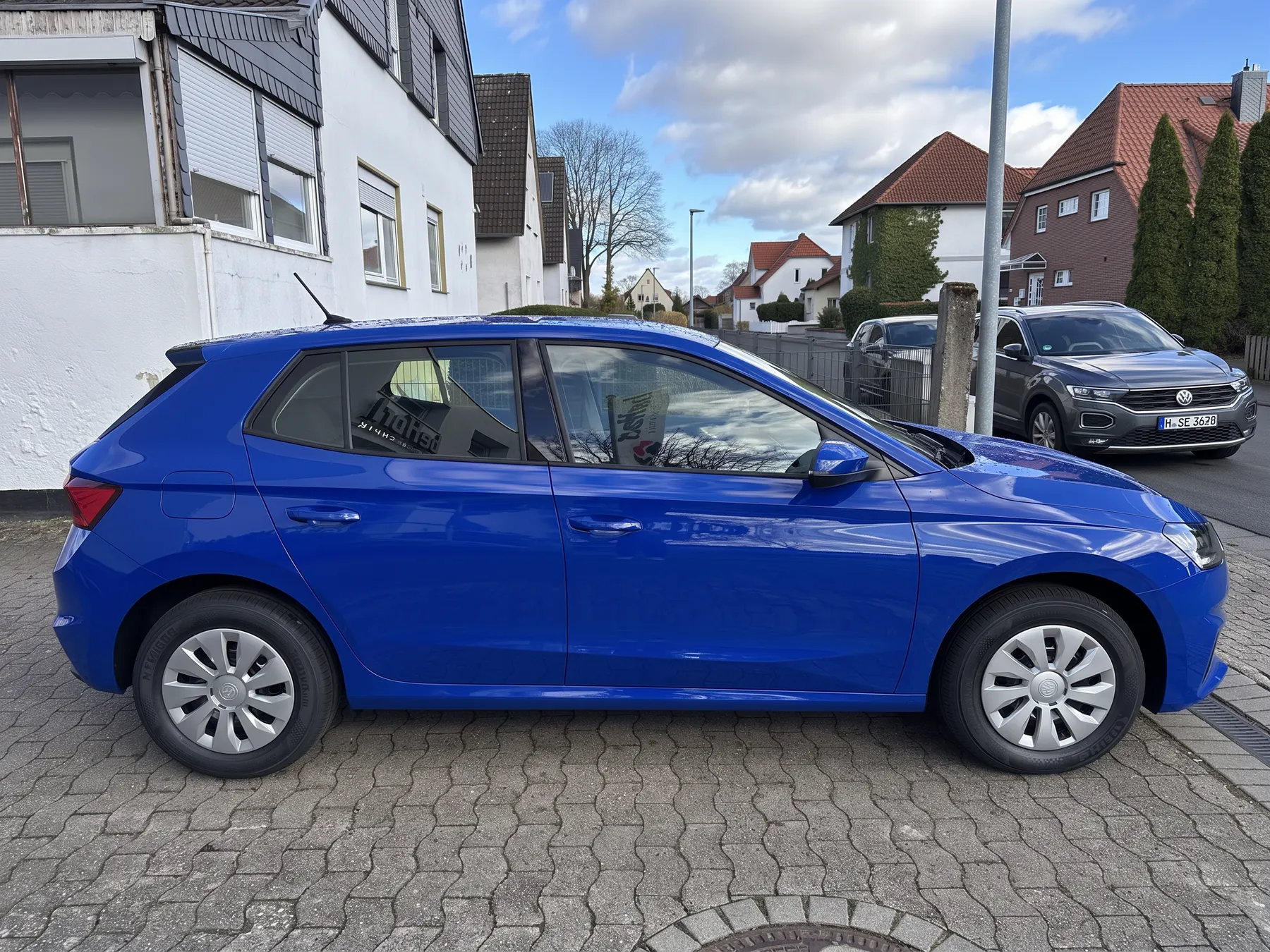 Fahrzeug vor der Beschriftung